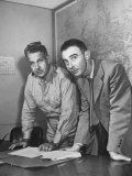 Leslie R. Groves Working with Physicist Dr. J. Robert Oppenheimer at the Los Alamos Lámina fotográfica de primera calidad Leslie R. Groves Working with Physicist Dr. J. Robert Oppenheimer at the Los Alamos Lámina fotográfica de primera calidad