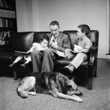 Physicist J. Robert Oppenheimer at Home with Son Peter and Daughter Toni Lámina fotográfica de primera calidad por Alfred Eisenstaedt Physicist J. Robert Oppenheimer at Home with Son Peter and Daughter Toni Lámina fotográfica de primera calidad por Alfred Eisenstaedt