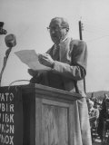 Actor Adolphe Menjou Making a Speech at the Opening of Oak Ridge Atomic Energy Center Lámina fotográfica de primera calidad por Ed Clark Actor Adolphe Menjou Making a Speech at the Opening of Oak Ridge Atomic Energy Center Lámina fotográfica de primera calidad por Ed Clark
