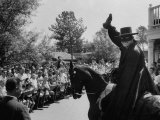 Actor Guy Williams Playing Zorro at Disneyland Lámina fotográfica de primera calidad por Allan Grant Actor Guy Williams Playing Zorro at Disneyland Lámina fotográfica de primera calidad por Allan Grant