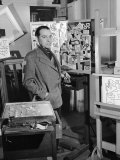 Artist Stuart Davis Standing in His Studio Lámina fotográfica de primera calidad por Ralph Morse Artist Stuart Davis Standing in His Studio Lámina fotográfica de primera calidad por Ralph Morse