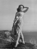 Actress Mala Powers Holding Back Hair and Smiling Fototryk i høj kvalitet af Loomis Dean