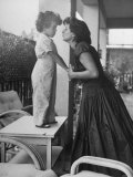 Actress Anna Magnani Posing with Child Standing on Table Lámina fotográfica de primera calidad Actress Anna Magnani Posing with Child Standing on Table Lámina fotográfica de primera calidad