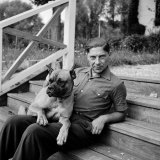 Author, Philosopher and Political Activist Arthur Koestler with His Dog Lámina fotográfica de primera calidad por Dmitri Kessel Author, Philosopher and Political Activist Arthur Koestler with His Dog Lámina fotográfica de primera calidad por Dmitri Kessel