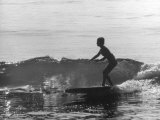 16 Yr. Old Surfer Kathy Kohner Riding a Wave Lámina fotográfica de primera calidad por Allan Grant