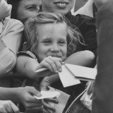 Ricky Nelson Fans Clamoring to Get His Autograph Lámina fotográfica de primera calidad por Ralph Crane