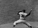 Brooklyn Dodger's Baseball Player Don Newcombe Pitching During the Braves Vs Dodgers Game Lámina fotográfica de primera calidad Brooklyn Dodger's Baseball Player Don Newcombe Pitching During the Braves Vs Dodgers Game Lámina fotográfica de primera calidad