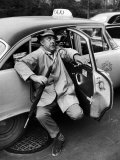 French Actor Jacques Tati Comically Getting Out of a Cab Lámina fotográfica de primera calidad por Yale Joel French Actor Jacques Tati Comically Getting Out of a Cab Lámina fotográfica de primera calidad por Yale Joel