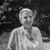 Author Gertrude Stein Outdoors Alone Lámina fotográfica de primera calidad por Carl Mydans