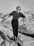 Olympic Hopeful, Jill Kinmont, Leaning Forward on Ski Pole, at Sun Valley Training Camp Lámina fotográfica de primera calidad Olympic Hopeful, Jill Kinmont, Leaning Forward on Ski Pole, at Sun Valley Training Camp Lámina fotográfica de primera calidad