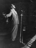 Dizzy Gillespie Singing in Nightclub Lámina fotográfica de primera calidad Dizzy Gillespie Singing in Nightclub Lámina fotográfica de primera calidad