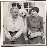 Author Gertrude Stein Sitting with Alice B. Toklas at a Villa Lámina fotográfica de primera calidad por Carl Mydans