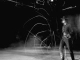 Actor Guy Williams Practicing Using a Whip for His Role as Zorro Lámina fotográfica de primera calidad por Allan Grant Actor Guy Williams Practicing Using a Whip for His Role as Zorro Lámina fotográfica de primera calidad por Allan Grant