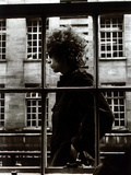 Bob Dylan pasando delante de una vidriera en Londres, 1966 Arte