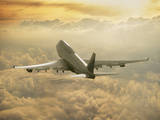 Jumbo Jet Above Clouds at 35,000 Feet Pósters por Peter Walton Jumbo Jet Above Clouds at 35,000 Feet Pósters por Peter Walton