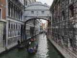 Historic Bridge of Sighs and Gondolas in Canal, Venice, Italy Photographie par Adam Jones