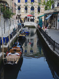 Boats Docked Along One of Many Inner Canals of Venice, Italy Photographie par Adam Jones