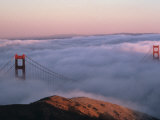 Golden Gate Bridge Enveloped by Fog, San Francisco, California, USA Fotografisk tryk af Mark Gibson