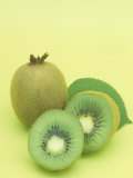 Kiwi (Actinidia Deliciosa) Fruits and Slices, Hayward Variety Photographie par Wally Eberhart
