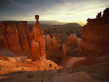 Backlit Hoodoos and Thor's Hammer, Bryce Canyon National Park, Utah, USA Photographie par Lee Frost