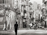 Image Taken with a Holga Medium Format 120 Film Toy Camera of View Along Busy Street, Havana, Cuba Photographie par Lee Frost