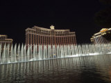 Bellagio Hotel at Night with its Famous Fountains, the Strip, Las Vegas, Nevada, USA Fotografie-Druck von Robert Harding