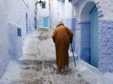 Old Man Walking in a Typical Street in Chefchaouen, Rif Mountains Region, Morocco Lámina fotográfica por Levy Yadid