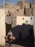 Mcconnell Andrew - Man Rides His Mule Through the Streets of Al-Qasr, Dakhla Oasis, Egypt, North Africa, Africa Fotografická reprodukce Mcconnell Andrew - Man Rides His Mule Through the Streets of Al-Qasr, Dakhla Oasis, Egypt, North Africa, Africa Fotografická reprodukce