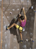 Man Wall Climbing Indoors Lámina fotográfica