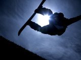 Silhouette of Male Snowboarder Flying over the Vert, Salt Lake City, Utah, USA Reprodukcja zdjęcia autor Chris Trotman Silhouette of Male Snowboarder Flying over the Vert, Salt Lake City, Utah, USA Reprodukcja zdjęcia autor Chris Trotman