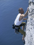 Male Rock Climber Reaching for a Grip Lámina fotográfica