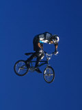 Bmx Cyclist Flys over the Vert Lámina fotográfica Bmx Cyclist Flys over the Vert Lámina fotográfica