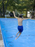 9 Year Old Boy Jumping into the Swimming Pool, Kiamesha Lake, New York, USA Lámina fotográfica por Paul Sutton