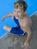 Portrait of 9 Year Old Boy Sitting at the Edge of the Swimming Pool, Kiamesha Lake, New York, USA Lámina fotográfica por Paul Sutton