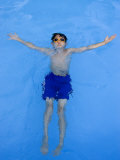 9 Year Old Boy Swimming in Pool, Kiamesha Lake, New York, USA Lámina fotográfica por Paul Sutton