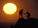 Two Climbers Reach the Summit at Sunrise, Colorado, USA Lámina fotográfica Two Climbers Reach the Summit at Sunrise, Colorado, USA Lámina fotográfica