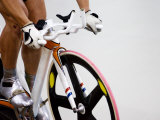 Detail of Cyclist Racing on the Velodrome Track, Athens, Greece Lámina fotográfica por Paul Sutton Detail of Cyclist Racing on the Velodrome Track, Athens, Greece Lámina fotográfica por Paul Sutton