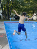9 Year Old Boy Jumping into the Swimming Pool, Kiamesha Lake, New York, USA Lámina fotográfica por Paul Sutton