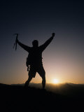 Mountain Climber Rejoices at the Summit at Sunrise Lámina fotográfica