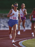 Female Runners Competing in a Track Race Lámina fotográfica