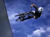 Bmx Cyclist Flying Off the Vert Lámina fotográfica
