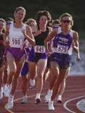Female Runners Competing in a Track Race Lámina fotográfica