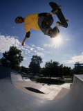 Skateboarder in Action on the Vert Lámina fotográfica Skateboarder in Action on the Vert Lámina fotográfica