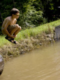 9 Year Old Boy Jumping Off a Rock into a Pond, Woodstock, New York, USA Lámina fotográfica por Paul Sutton