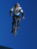 Bmx Cyclist Flys over the Vert Lámina fotográfica Bmx Cyclist Flys over the Vert Lámina fotográfica