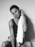 Women Resting after Exercise Session in Fitness Studio, New York, New York, USA Lámina fotográfica por Paul Sutton Women Resting after Exercise Session in Fitness Studio, New York, New York, USA Lámina fotográfica por Paul Sutton