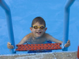 Portrait of 9 Year Old Boy in Swimming Pool, Kiamesha Lake, New York, USA Lámina fotográfica por Paul Sutton