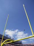 American Fooball Flying Through the Goalposts Fotografie-Druck