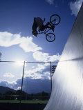 Bmx Cyclist Flys over the Vert Fotografická reprodukce Bmx Cyclist Flys over the Vert Fotografická reprodukce