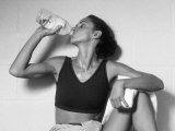 Women Drinking after Exercise Session in Fitness Studio, New York, New York, USA Lámina fotográfica por Paul Sutton Women Drinking after Exercise Session in Fitness Studio, New York, New York, USA Lámina fotográfica por Paul Sutton